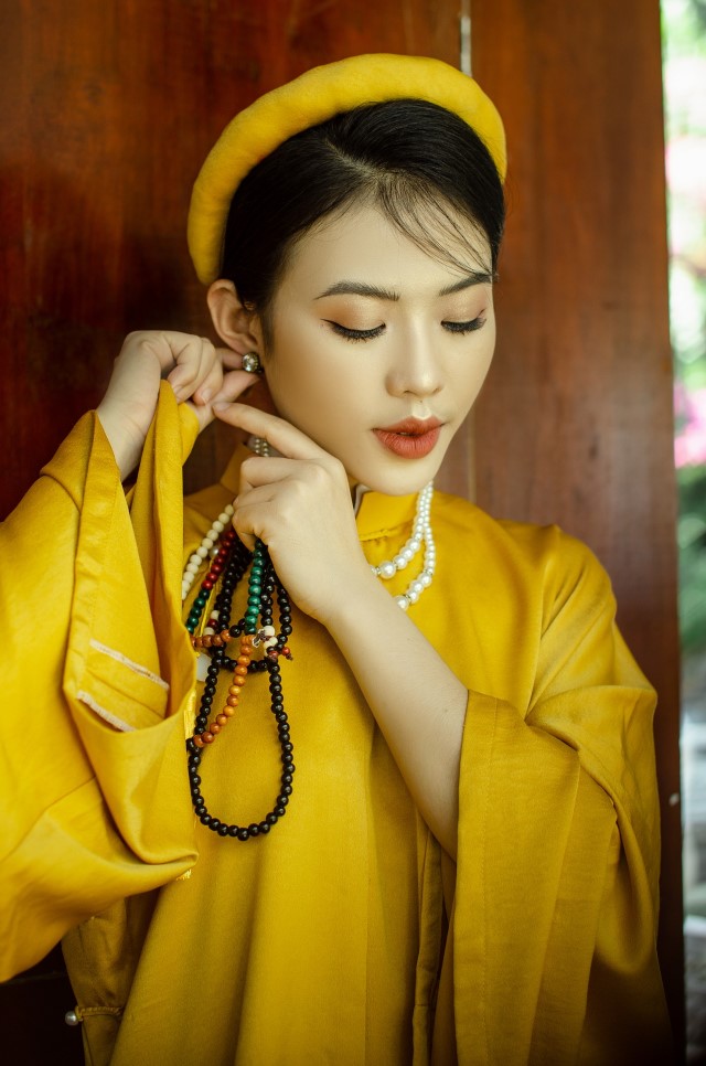 黄色のアオザイを着ているベトナム黄色の